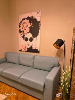 Bohemian Wooden Hideaway with bathtub & AC near Heroes Square - 3