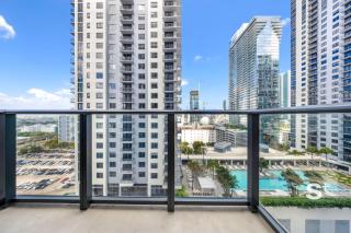 Luxury 1BR Stay with King Bed Pool & Gym - 9