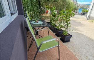 Stunning Apartment In Okrug Gornji - 9