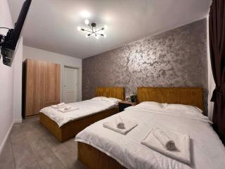 Spacious 3BR 2BA Apt with 2 Living Areas - 9