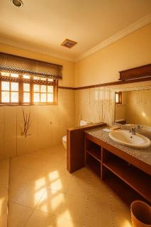 Diwata Suite, King Size Bed with Ocean View - 2