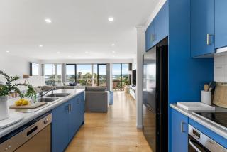 Hazel Beach House - Ocean Views & Coastal Charm - 6