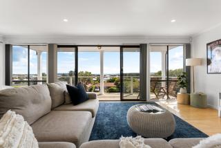 Hazel Beach House - Ocean Views & Coastal Charm - 0