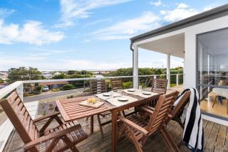 Hazel Beach House - Ocean Views & Coastal Charm - 9