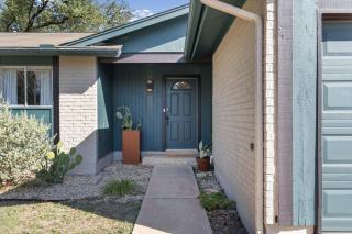 Family Retreat Games, Fire Pit & Kids Barn - Austin - 2