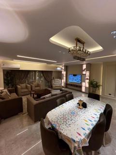 Elegant Three-Bedroom Apartment in Mohandessin - 9