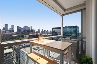 Docklands 2BR Apt Balcony Gym Pool Near CBD & MCG - Melbourne - 2
