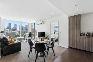 Docklands 2BR Apt Balcony Gym Pool Near CBD & MCG - 2