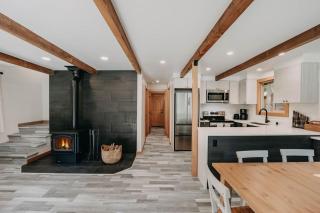 48SL - Hot Tub - Pets Ok - WIFI - Wood Stove - Sleeps 5 home - 4