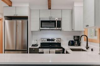 48SL - Hot Tub - Pets Ok - WIFI - Wood Stove - Sleeps 5 home - 1