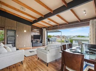 The Summer Bach at Cooks Beach - 1