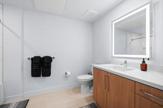 Luxury & Modern Apt by the Grove - 2