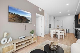 Luxury & Modern Apt by the Grove - 9