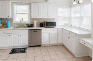 Spacious Three Bedroom Parma Home Sleeps six Near Cleveland - 8