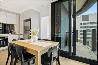 Modern Retreat on the CBD-Docklands Border - 4