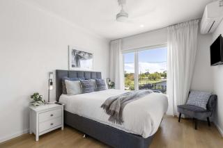 Coastal Escape Watch Horses Pass Walk to Beach - Redcliffe - 0