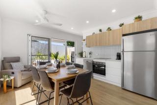 Coastal Escape Watch Horses Pass Walk to Beach - Redcliffe - 8