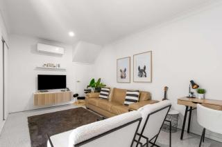 Coastal Escape Watch Horses Pass Walk to Beach - Redcliffe - 4