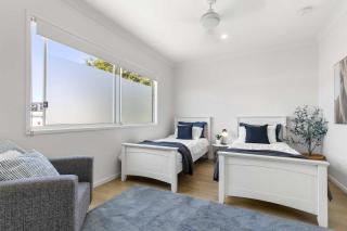 Coastal Escape Watch Horses Pass Walk to Beach - Redcliffe - 3