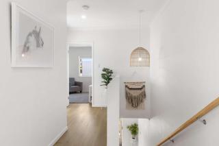 Coastal Escape Watch Horses Pass Walk to Beach - Redcliffe - 1