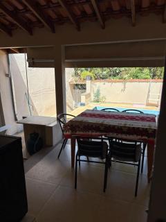 Casa inteira com três quartos, piscina aquecida por energia solar e área de churrasqueira - 6