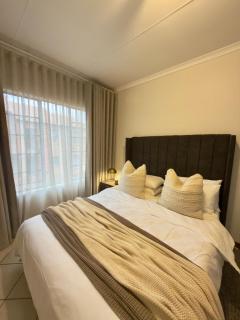 Stylish Modern Luxe Stays Pretoria East - 3