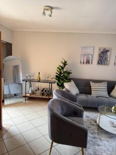 Stylish Modern Luxe Stays Pretoria East - 2