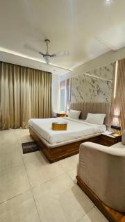 Galaxia Luxe Stay Omaxe Hazratganj mall - Nilmatha - 7