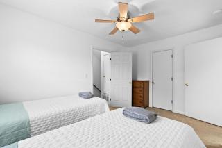 3 Blocks to Beach - Sleeps 8- 5 Bds- Backyard - Myrtle Beach - 8