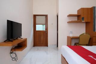 RedDoorz Syariah Omah Tentrem near Pakuwon Mall - 8