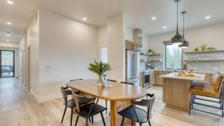 2 Units Deck Hot Tub Minutes to Old Bend 1212 Skyline Ranch by AvantStay - 2