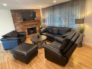 Private Pool 4BR Family Retreat and Free Parking - 2