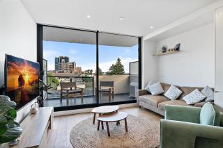 One-Bed Apartment Close to Cafés and Coast - 0