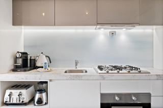 One-Bed Apartment Close to Cafés and Coast - 4