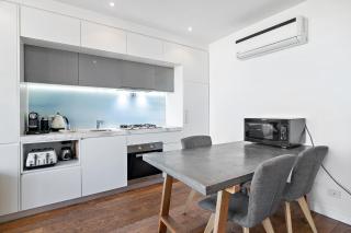 One-Bed Apartment Close to Cafés and Coast - 3