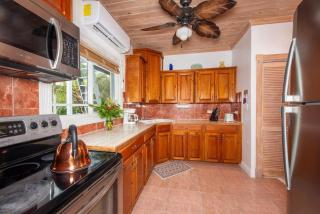 Chat n Chill - Top Floor Condo, Walk to Pink Sands Beach townhouse - 1