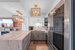 Elegant Modern Oceanfront Escape- King Bed Pool - 9