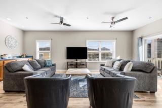 Ocean Breeze- 13 Bds- Game Room- Slps 20- 3 Decks - 5