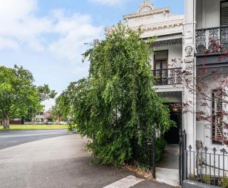 Stylish Victorian Terrace in Prime Albert Park - 0