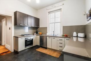 Stylish Victorian Terrace in Prime Albert Park - 3