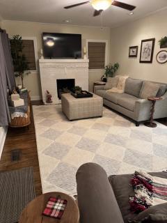 Romantic escape, hot tub, fireplace, massage room! - East Tulsa - 8