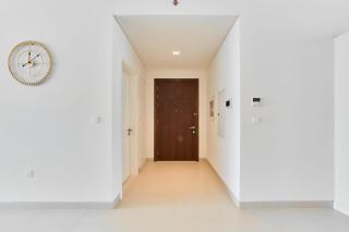 Spacious 2BR Plus Maids Sea View Apartment in Al Zorah - 7