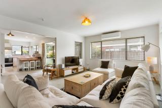 The Orewa Beach House - 200 Steps to Orewa Beach - 8