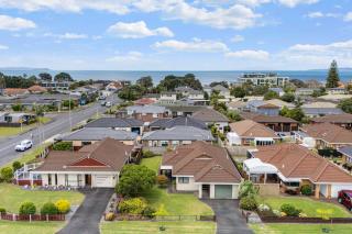 The Orewa Beach House - 200 Steps to Orewa Beach - 9