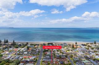 The Orewa Beach House - 200 Steps to Orewa Beach - 0