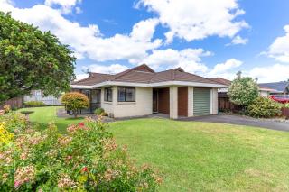 The Orewa Beach House - 200 Steps to Orewa Beach - 1