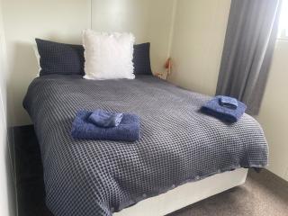 Cute little Foxton Beach bach - 6