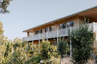 Eagle Bay Eyrie Walk to Beach Pet-Friendly - 5