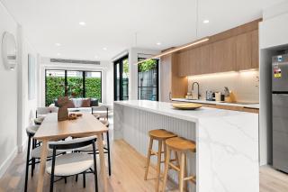Stylish 3-Bed Home Near South Melbourne Market - 9
