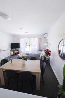 Luxurious Canal Apartment, Walk to Beach, Cafes,Foreshore Pool, Spa - 3